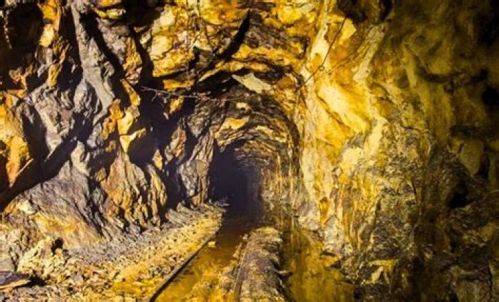 Can you gold mine in the uk?