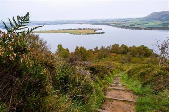 Can you walk around loch gelly?