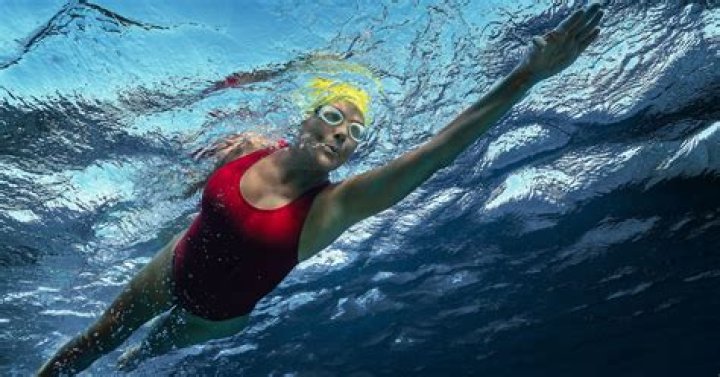 Could a person swim from florida to cuba?