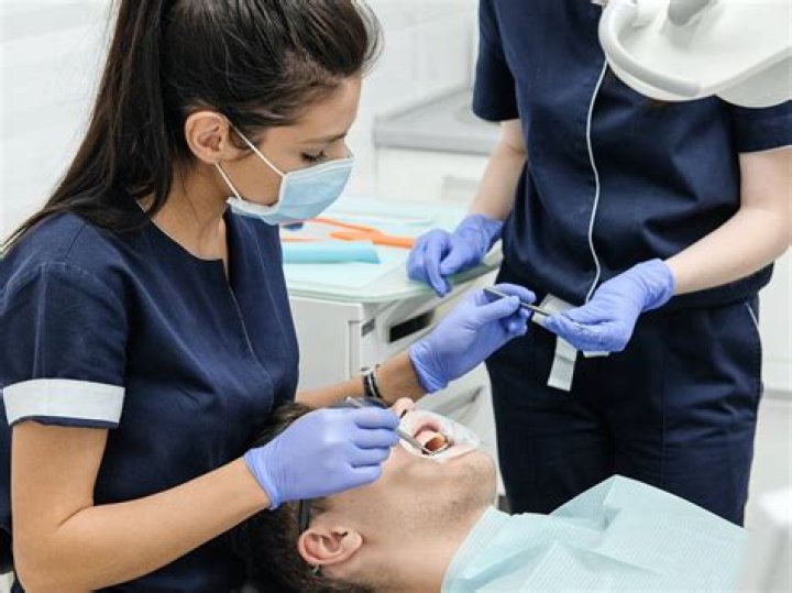 Do dental assistants clean teeth?