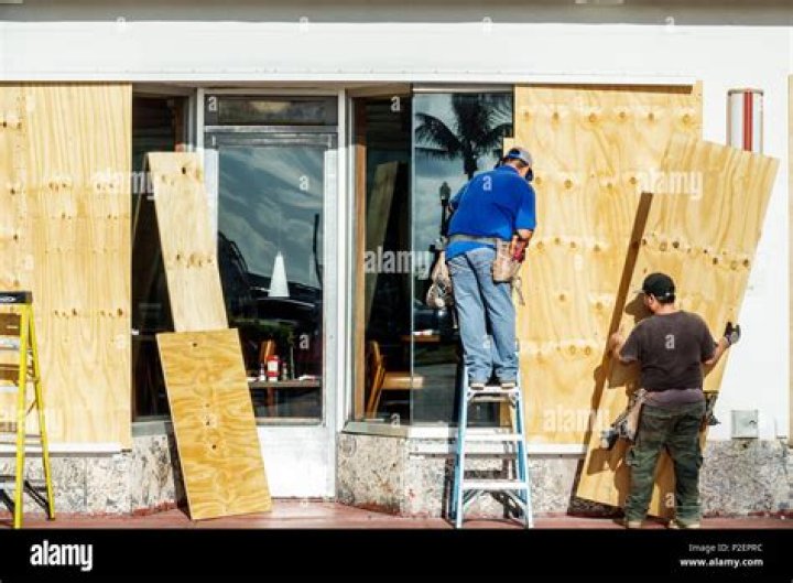 Does boarding up windows help hurricane?