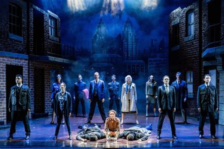 How is mrs johnstone presented in blood brothers?