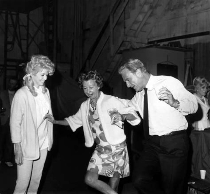 Is donna douglas still alive?