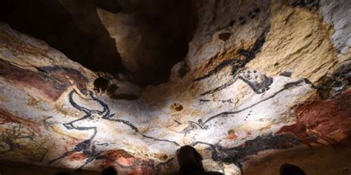 When were lascaux cave paintings made?
