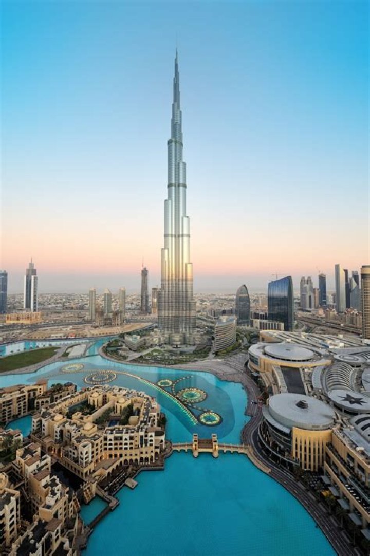 Which floor is at the top burj khalifa?