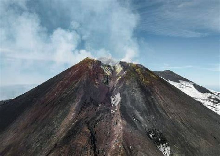 Would a volcano be found in mountain range?